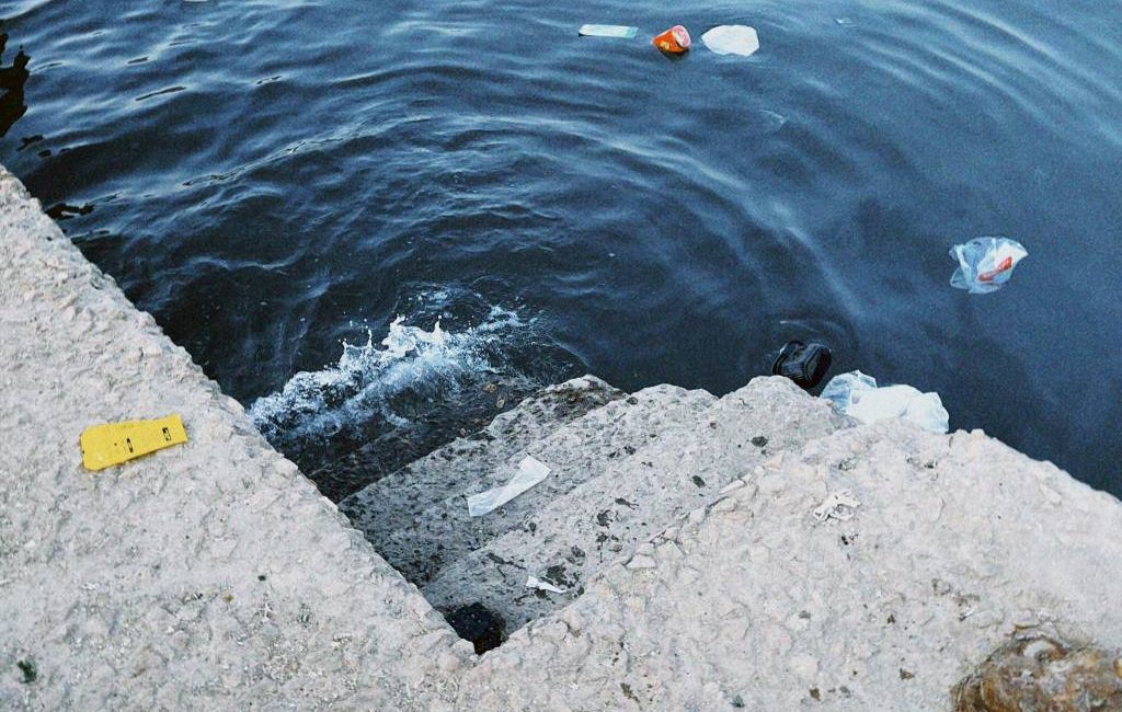 Prévenir la Contamination de l'Eau par les PFAS : Meilleures Pratiques et Conseils