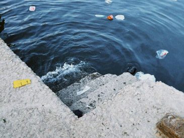 Prévenir la Contamination de l'Eau par les PFAS : Meilleures Pratiques et Conseils
