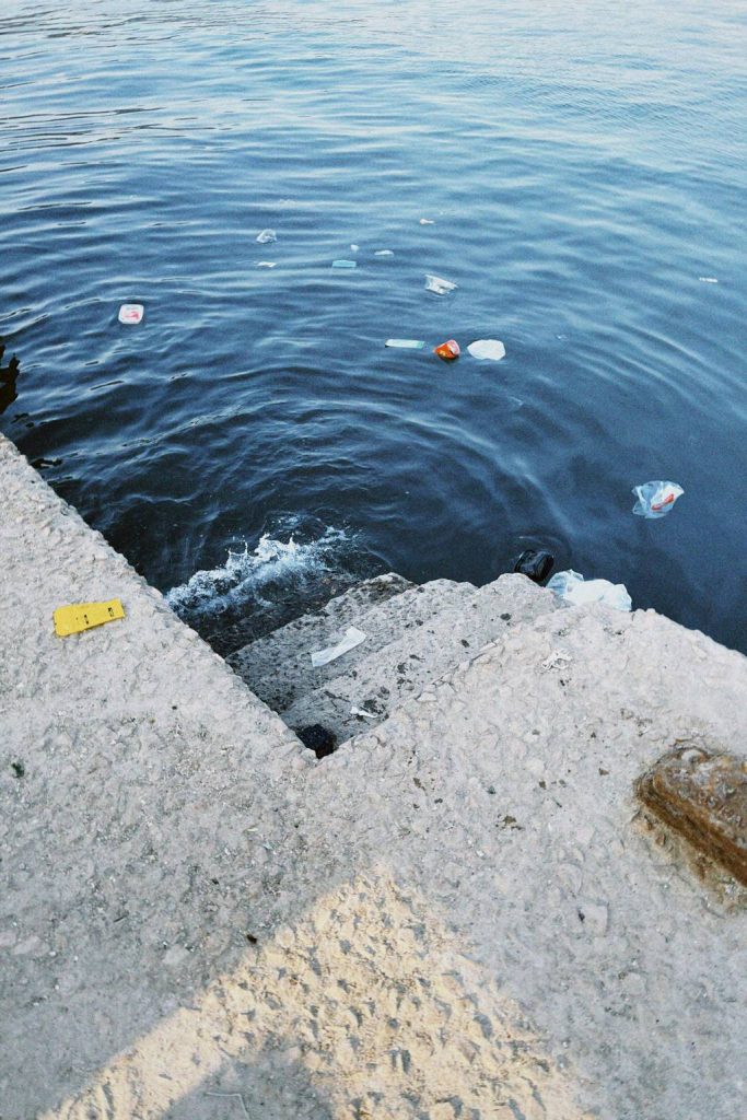 Prévenir la Contamination de l'Eau par les PFAS : Meilleures Pratiques et Conseils